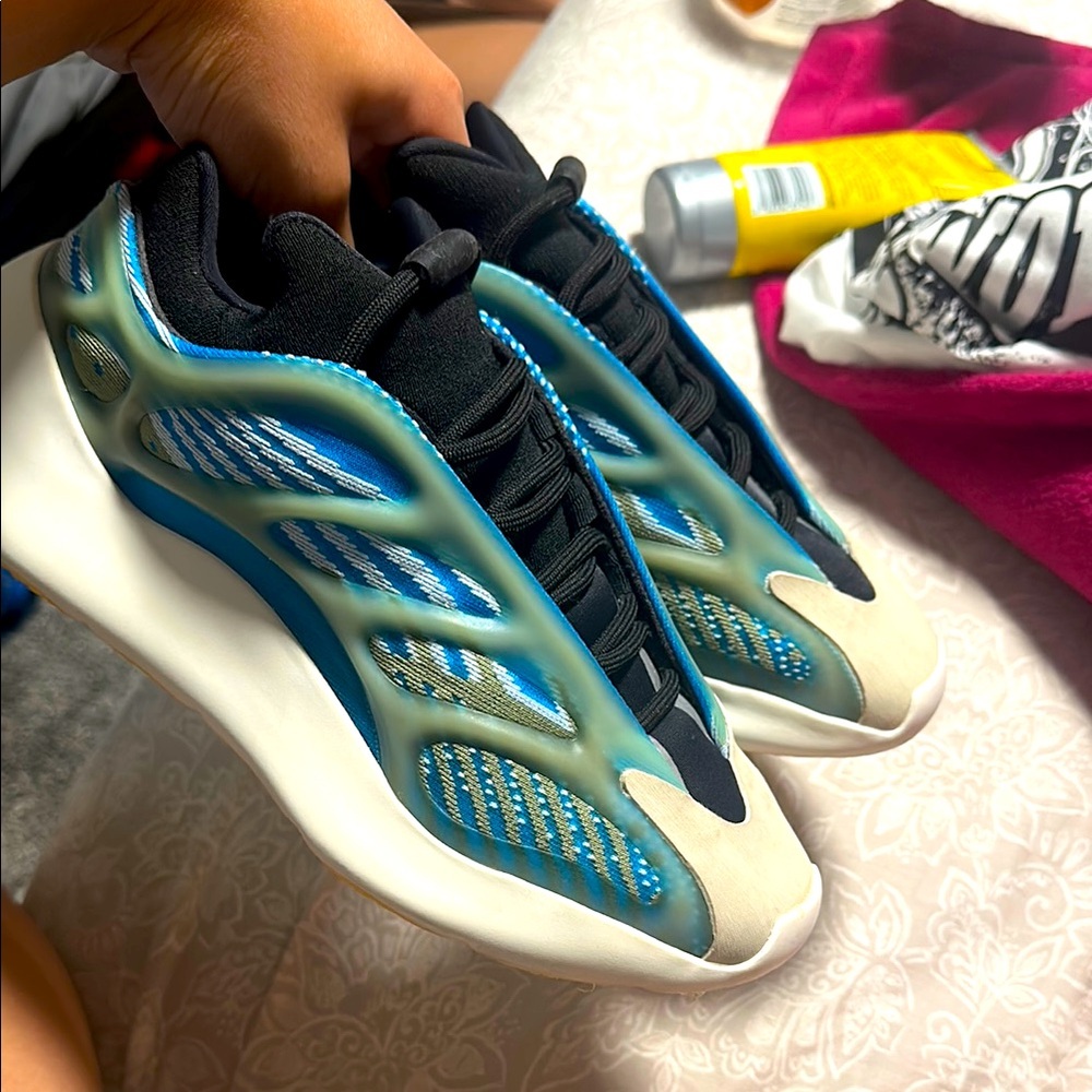 Yeezy 700 v3 arzareth